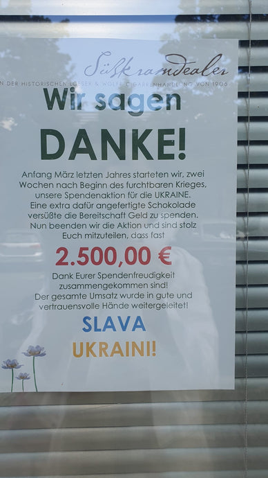 Verkauf unserer Benefiz-Tafel für die Ukraine beim Süßkramdealer